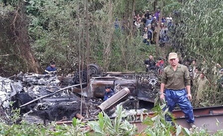 C&acirc;̣n cảnh đ&acirc;̀u xe đ&acirc;̀u kéo và xe &ocirc; t&ocirc; CSGT cháy rụi sau khi lao xu&ocirc;́ng vực