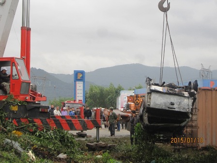 C&acirc;̀u chi&ecirc;́c xe CSGT bị cháy rụi khỏi hi&ecirc;̣n trường