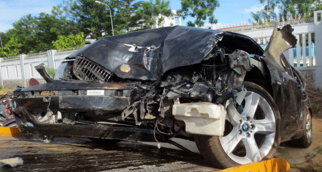 Đầu chiếc BMW g&acirc;y tai nạn bị biến dạng