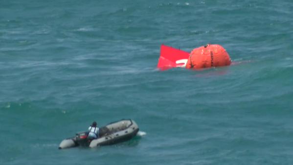 Phần đu&ocirc;i m&aacute;y bay QZ8501 đ&atilde; được b&oacute;ng cứu hộ đẩy l&ecirc;n mặt nước biển