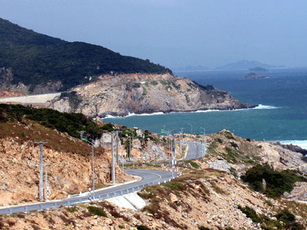 Tuyến đường ven biển Ninh Thuận nhiều đoạn một b&ecirc;n l&agrave; n&uacute;i cao một b&ecirc;n l&agrave; biển với nhiều khung cảnh đẹp mắt.