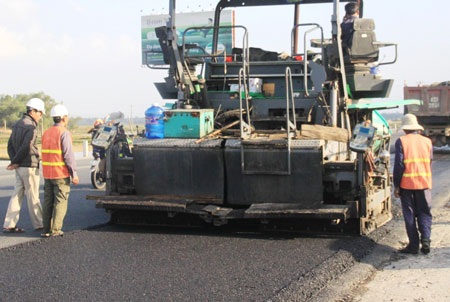 Cốt liệu đ&aacute; b&aacute;m d&iacute;nh thấp đang l&agrave; th&aacute;ch thức lớn với chủ đầu tư, nh&agrave; thầu dự &aacute;n QL1 qua Kh&aacute;nh H&ograve;a, Ph&uacute; Y&ecirc;n, B&igrave;nh Định&hellip; đ&ograve;i hỏi c&oacute; giải ph&aacute;p đảm bảo chất lượng BTN