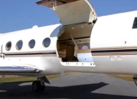 Cửa m&aacute;y bay rộng để dễ d&agrave;ng di chuyển người bệnh. 