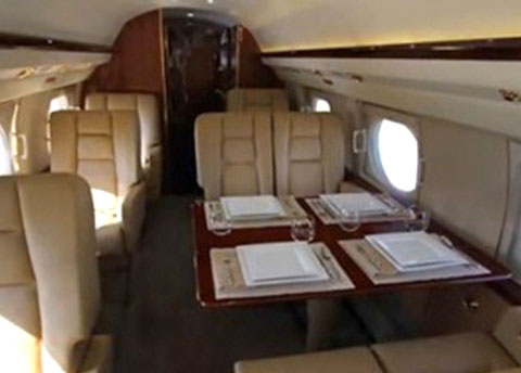 B&agrave;n l&agrave;m việc, hội họp d&agrave;nh cho 4 người. 