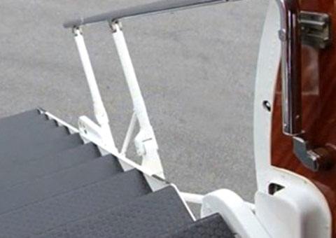 Cầu thang di chuyển l&ecirc;n, xuống m&aacute;y bay. 