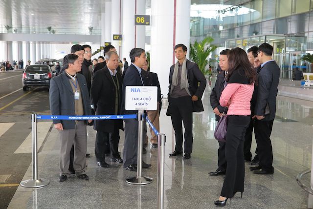 Thứ trưởng Phạm Qu&yacute; Ti&ecirc;u trực tiếp kiểm tra việc tổ chức điều h&agrave;nh taxi tại nh&agrave; ga h&agrave;nh kh&aacute;ch T2 Nội B&agrave;i