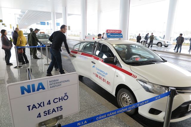 nh&agrave; ga đ&atilde; bố tr&iacute; cho taxi đ&oacute;n kh&aacute;ch ở l&agrave;n trong c&ugrave;ng, kh&aacute;ch đi taxi phải xếp h&agrave;ng lần lượt