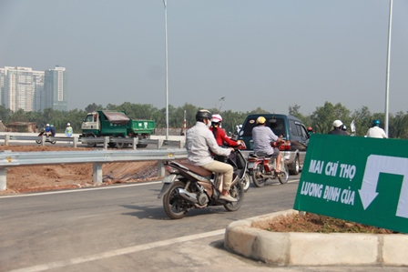 Xe m&aacute;y được đi v&agrave;o một đoạn 500m th&igrave; rẽ tr&aacute;i để sang Lương Đ&igrave;nh Của