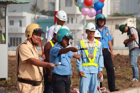 Rất đ&ocirc;ng lực lượng CSGT, TTGT c&oacute; mặt để điều tiết giao th&ocirc;ng