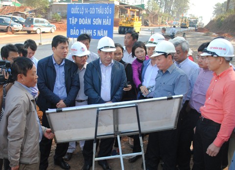 Nh&agrave; thầu Sơn Hải cam kết với thứ trưởng sẽ bảo h&agrave;nh c&ocirc;ng trường 5 năm