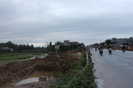 Trời mưa khi&ecirc;́n vi&ecirc;̣c thi c&ocirc;ng nhi&ecirc;̀u đoạn thu&ocirc;̣c dự án mở r&ocirc;̣ng QL1 phía Bắc tỉnh Quảng Ngãi đang thi c&ocirc;ng dỡ dang h&acirc;̀u như &ldquo;d&acirc;̃m ch&acirc;n tại ch&ocirc;̃&rdquo;