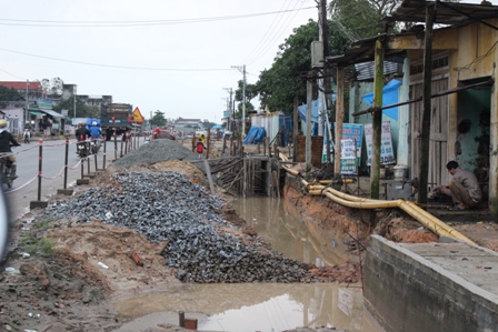 Nơm nớp lo cho những đứa trẻ &ldquo;v&ocirc; tư&rdquo; chơi đừa mi&ecirc;̣ng h&ocirc;́ c&ocirc;ng trình đang thi c&ocirc;ng dỡ dang
