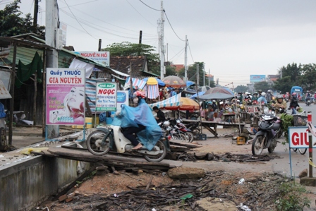 Trong khi đó, b&acirc;́t ch&acirc;́p QL1 đang thi c&ocirc;ng dỡ dang, người d&acirc;n v&acirc;̃n cứ&hellip; v&ocirc; tư họp chợ