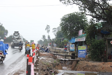 Nhi&ecirc;̀u đoạn qua các khu d&acirc;n cư cũng rơi vào tình cảnh dỡ dang khi đang thi c&ocirc;ng mở r&ocirc;̣ng n&ecirc;̀n đường, h&ecirc;̣ th&ocirc;́ng thoát nước&hellip;
