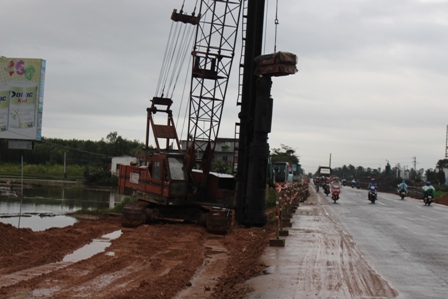 Trời lại mưa, máy móc thi c&ocirc;ng h&acirc;̀u như &ldquo;đứng bánh&rdquo;