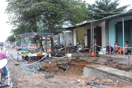 Các h&ocirc;̣ d&acirc;n sinh s&ocirc;́ng, kinh doanh bu&ocirc;n bán&hellip; dọc 2 b&ecirc;n tuy&ecirc;́n đang phải&hellip; &ldquo;s&ocirc;́ng chung&rdquo; với cảnh QL1 đang thi c&ocirc;ng dang dỡ &ldquo;d&acirc;̃m ch&acirc;n tại ch&ocirc;̃&rdquo; dưới trời mưa. 