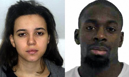 Amedy Coulibaly (phải) v&agrave; Hayet Boumddiene, hai nghi phạm thực hiện vụ bắt c&oacute;c tại Paris. Ảnh: AFP