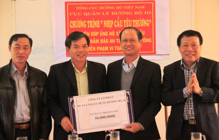 Cục trưởng Võ Đình Dũng đại diện đoàn công tác nhận số tiền ủng hộ 50 triệu đồng từ ông Nguyễn Minh Tiến, Chủ tịch HĐQT, Giám đốc Công ty Quản lý và sửa chữa đường bộ 26 (Đắk Lắk). Năm 2014, sản lượng đơn vị này không đạt được 40 tỷ theo Nghị quyết Đại hội cổ đông. Khó khăn, nhưng tập thể lãnh đạo, CBNV công ty tích cực hưởng ứng chương trình.