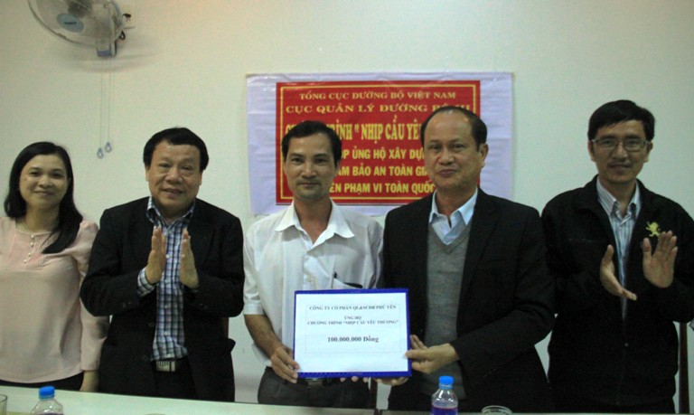 100 triệu đồng được Công ty CP Quản lý và sửa chữa đường bộ Phú Yên ủng hộ chương trình xây cầu dân sinh. Mới cổ phần hóa, hoạt động gặp nhiều khó khăn, nhưng công ty nỗ lực hết sức để đồng lòng, hưởng ứng của chương trình nhân văn, thiết thực.