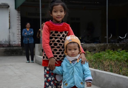 2 con của anh Hảo, một ch&aacute;u mới ... tuổi, ch&aacute;u c&ograve;n lại bị hở h&agrave;m ếch bẩm sinh chưa được phẫu thuật