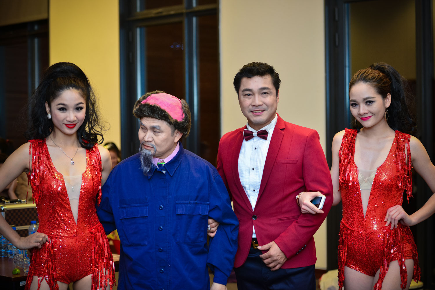 Xu&acirc;n Hinh h&oacute;a th&acirc;n v&agrave;o vai &ocirc;ng cụ gi&agrave; khom khem