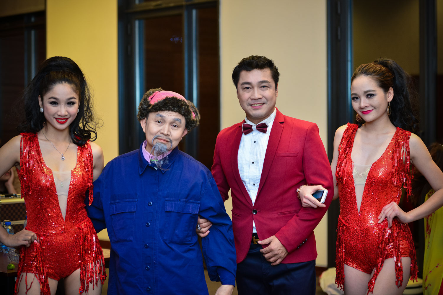 D&ugrave; vậy, &ocirc;ng cụ Xu&acirc;n Hinh vẫn bị d&agrave;n g&aacute;i trẻ sexy bao v&acirc;y