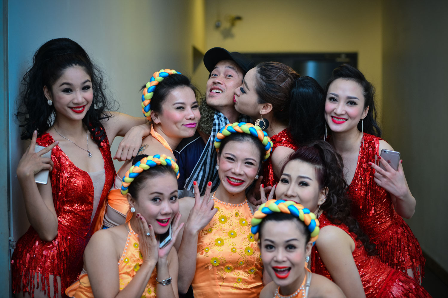 Nghệ sĩ Ho&agrave;i Linh cũng bị d&agrave;n g&aacute;i xinh v&acirc;y k&iacute;n xung quanh