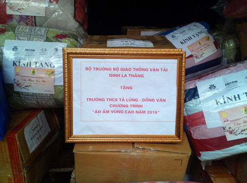 Qu&agrave; của Bộ trưởng Đinh La Thăng gửi tặng đồng b&agrave;o kh&oacute; khăn tại H&agrave; Giang.