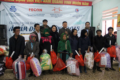 Những chiếc chăn ấm được trao tận nh&agrave; c&aacute;c gia đ&igrave;nh kh&oacute; khăn.