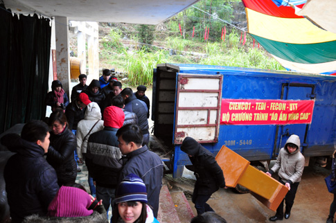 H&agrave;ng ngh&igrave;n chiếc &aacute;o, h&agrave;ng trăm chiếc chăn c&ugrave;ng nhiều đồ d&ugrave;ng học tập được trao cho c&aacute;c nh&agrave; trường