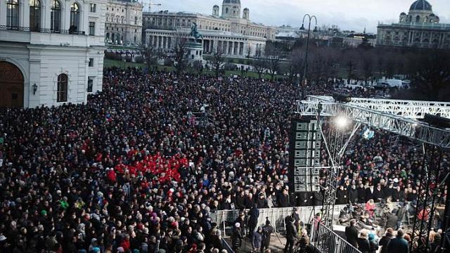 Biểu t&igrave;nh tưởng niệm c&aacute;c nạn nh&acirc;n trong vụ tấn kh&ocirc;ng khủng bố tại Ph&aacute;p diễn ra trước văn ph&ograve;ng Tổng Thống &Aacute;o tại Vienna h&ocirc;m 11.1 th
