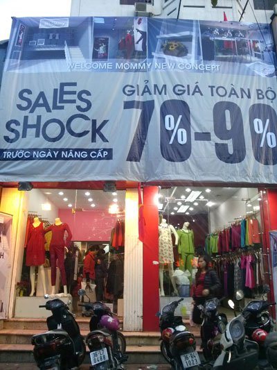 Kh&aacute;ch h&agrave;ng cần thận trọng khi chọn mua h&agrave;ng giảm gi&aacute;, thanh l&yacute;Ảnh: Xu&acirc;n Đo&agrave;n