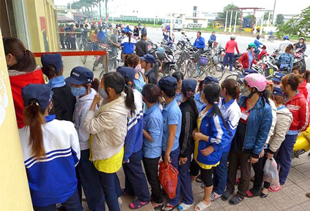 C&ocirc;ng nh&acirc;n xếp h&agrave;ng lĩnh lương qua thẻ ATM