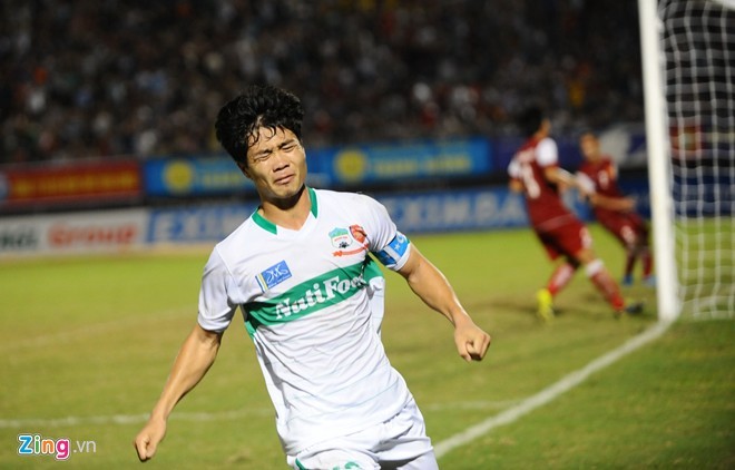 C&ocirc;ng Phượng l&agrave; người sống kh&aacute; k&iacute;n đ&aacute;o trong chuyện t&igrave;nh cảm. Ch&iacute;nh v&igrave; vậy anh cảm thấy ngại ng&ugrave;ng v&agrave; bối rối khi bức ảnh th&acirc;n thiết với bạn g&aacute;i Ho&agrave; Minzy bị đăng tải l&ecirc;n mạng. 