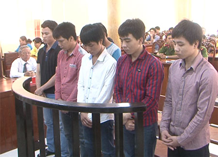 Nh&oacute;m đối tượng g&acirc;y rối trật tự v&agrave; giết người bị đưa ra v&agrave;nh m&oacute;ng ngựa