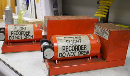 H&igrave;nh minh họa hai hộp đen m&aacute;y bay
