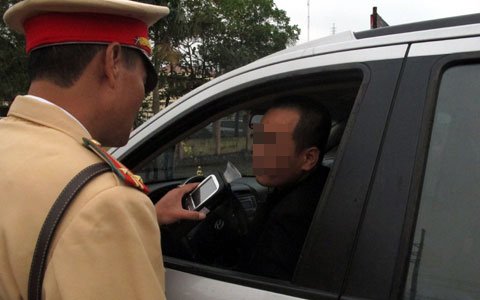 Chỉ trong 15 ng&agrave;y ra qu&acirc;n, lực lượng CSGT H&agrave; Nội đ&atilde; xử l&yacute; gần 500 