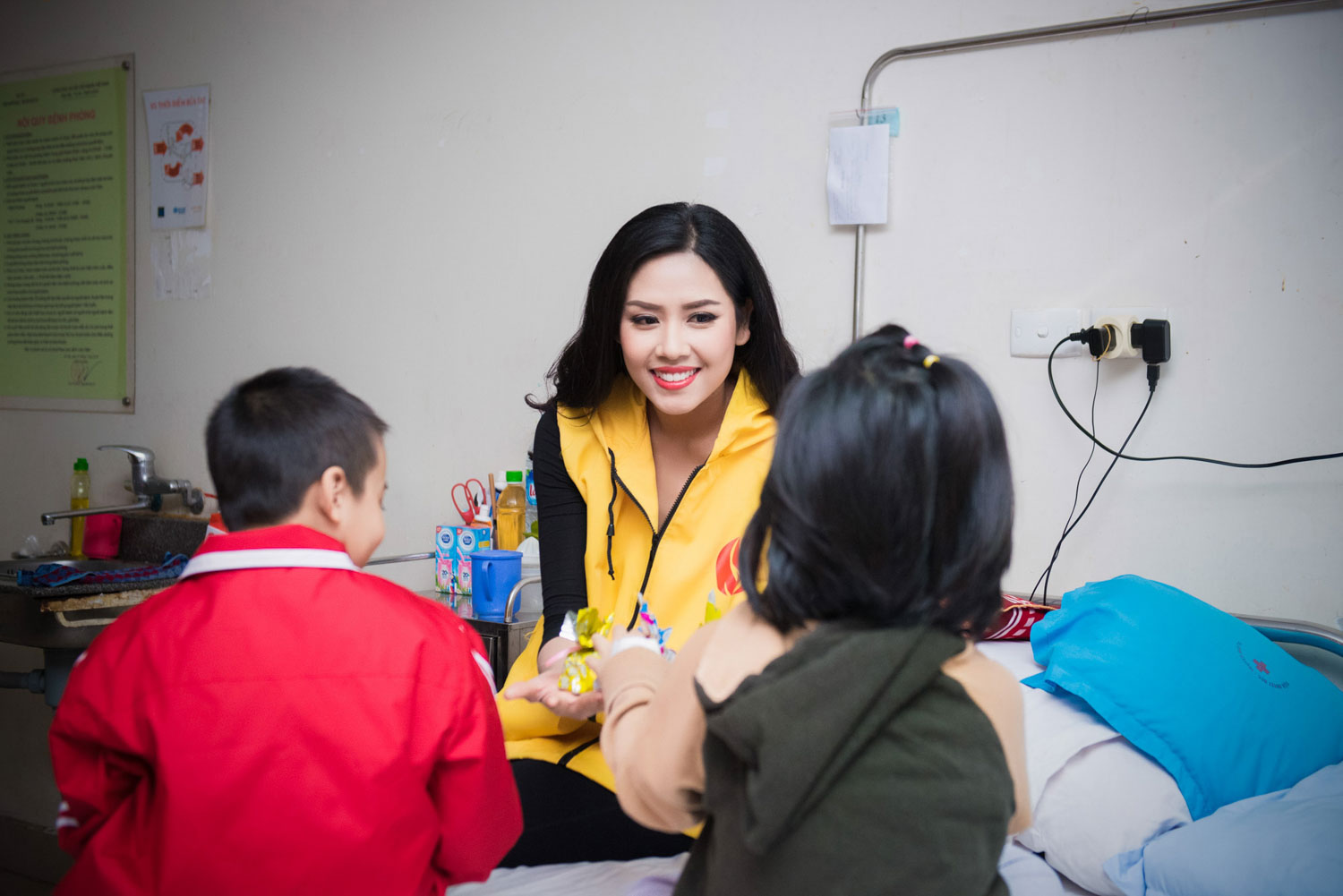 Tham gia chương tr&igrave;nh, Nguyễn Thị Loan trở th&agrave;nh t&acirc;m điểm ch&uacute; &yacute; d&ugrave; diện trang phục giản dị- quần jean khỏe khoắn v&agrave; &aacute;o vest thanh lịch. Top 25 người đẹp nhất thế giới 2014 li&ecirc;n tục nở nụ cười rạng rỡ v&agrave; v&ocirc; c&ugrave;ng th&acirc;n thiện trong suốt buổi lễ.