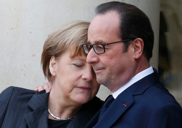 Trong ảnh l&agrave; Tổng thống Ph&aacute;p Hollande khi tiếp Thủ tướng Đức Angela Merkel tới tham dự buổi tuần h&agrave;nh. Ảnh: AP