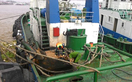 Lỗ thủng của t&agrave;u lai dắt Kim An 06 mang số hiệu SG.1800 sau khi nổ