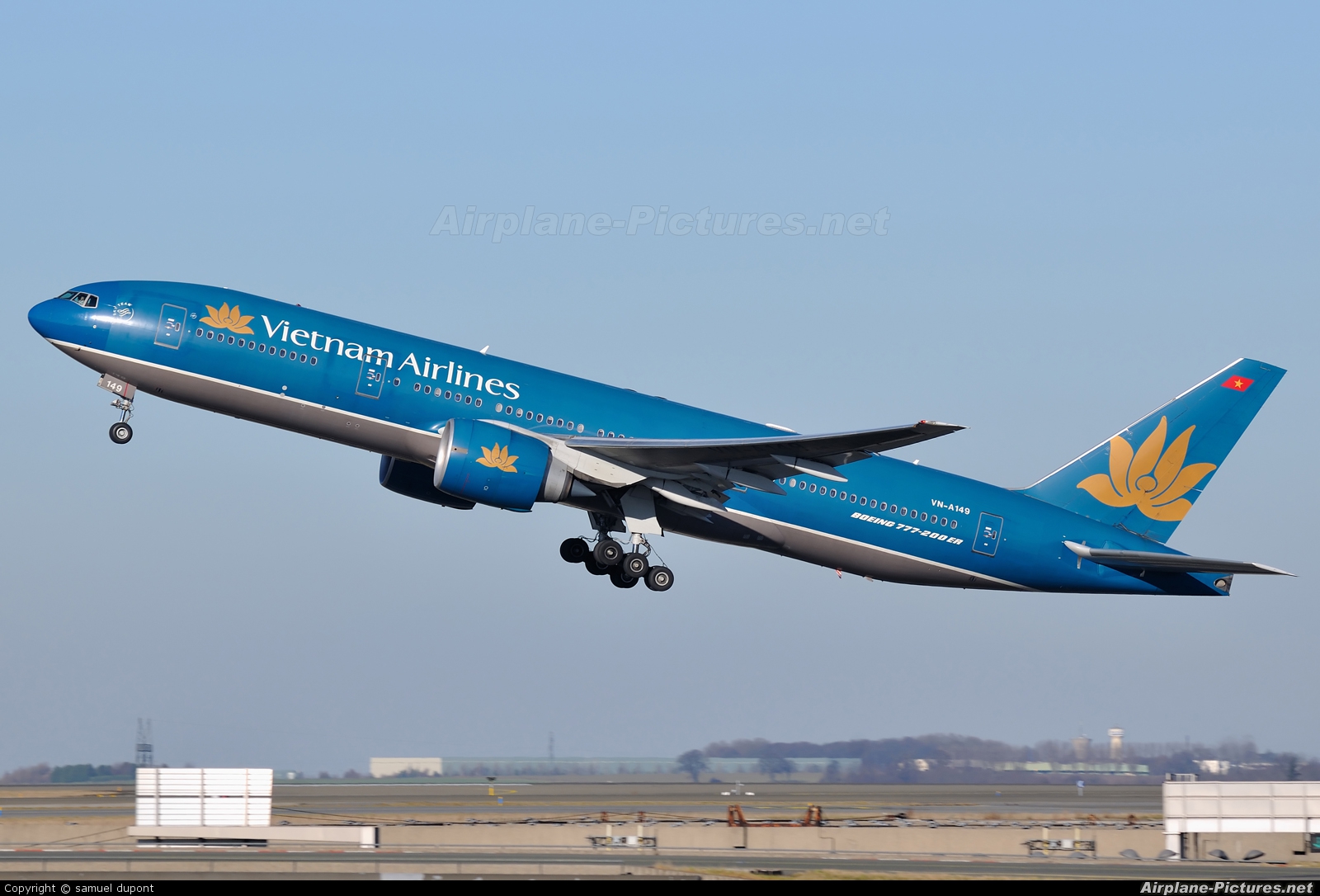 Mức gi&aacute; v&eacute; c&aacute;c đường bay c&oacute; cự ly bay th&ocirc;ng dụng dưới 500 km của Vietnam Airlines kh&ocirc;ng qu&aacute; 1, 7 triệu đồng