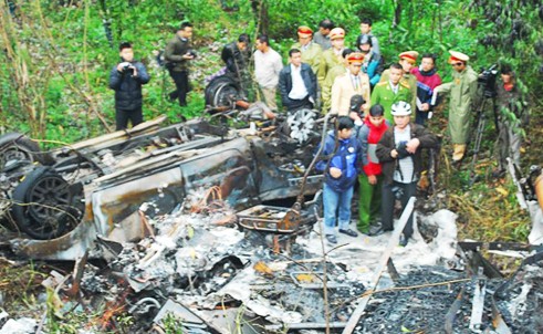 Sau tai nạn, c&aacute;c xe văng xuống vực