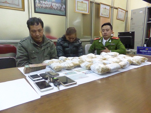 Qua tiến h&agrave;nh kiểm tra, cơ quan chức năng x&aacute;c định người giao h&agrave;ng l&agrave; B&ugrave;i Thị Loan (58 tuổi, ở TP. M&oacute;ng C&aacute;i, Quảng Ninh); người điều khiển &ocirc; t&ocirc; l&agrave; Vũ Văn L&acirc;n (42 tuổi, ở TP. M&oacute;ng C&aacute;i, Quảng Ninh).