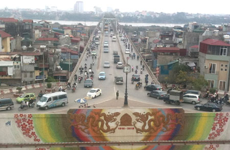 Cột đồng hồ được dựng lại tr&ecirc;n cầu Chương Dương