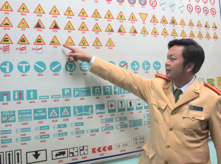 Thiếu t&aacute; Vũ Đ&igrave;nh Trụ tại một buổi hướng dẫn Luật GTĐB