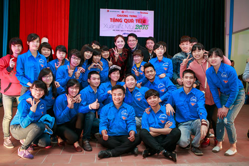 Ngo&agrave;i ra, BTC c&ograve;n trao tặng 50 triệu cho c&aacute;c hoạt động v&agrave; phong tr&agrave;o của nh&agrave; trường v&agrave; đo&agrave;n trường; 50 triệu cho quỹ học bổng khuyến học của nh&agrave; trường; trao 10 xe đạp trị gi&aacute; 10 triệu đồng cho 10 em học sinh.