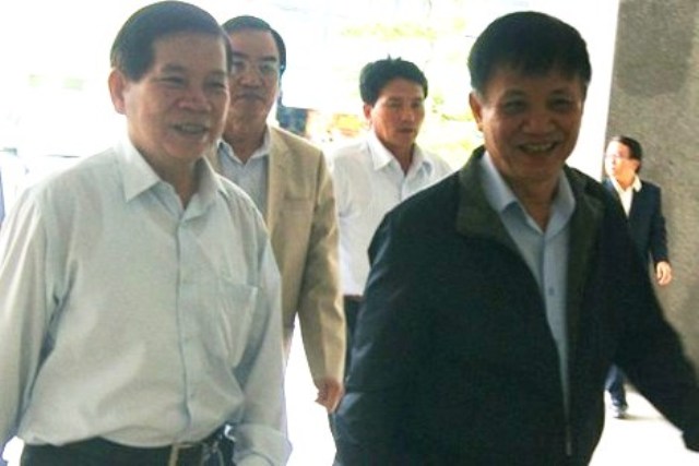 Nguy&ecirc;n Chủ tịch nước Nguyễn Minh Triết (b&ecirc;n tr&aacute;i) c&ugrave;ng B&iacute; thư Đ&agrave; Nẵng Trần Thọ (b&ecirc;n phải) đ&atilde; v&agrave;o bệnh viện Đ&agrave; Nẵng thăm &ocirc;ng Nguyễn B&aacute; Thanh s&aacute;ng 13/1/2015