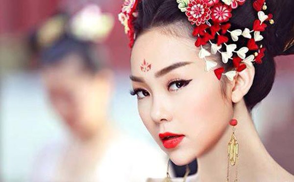 Minh Hằng thử h&oacute;a th&acirc;n v&agrave;o h&igrave;nh tượng V&otilde; Tắc Thi&ecirc;n. Để khỏi mất c&ocirc;ng, Minh Hằng chọn một tấm ảnh thật sắc sảo của bản th&acirc;n v&agrave;... gh&eacute;p v&agrave;o h&igrave;nh Phạm Băng Băng. Nhiều fan cho rằng, c&ocirc; n&agrave;ng tr&ocirc;ng quyền lực chẳng k&eacute;m Phạm Băng Băng.