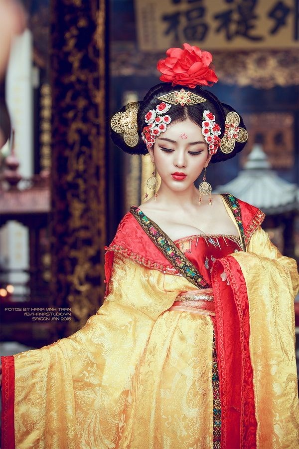 Gần đ&acirc;y, Qu&aacute;n qu&acirc;n &ldquo;Ng&ocirc;i sao mới&rdquo; tung bộ ảnh h&oacute;a th&acirc;n V&otilde; Tắc Thi&ecirc;n được đ&aacute;nh gi&aacute; l&agrave; rất giống Phạm Băng Băng.