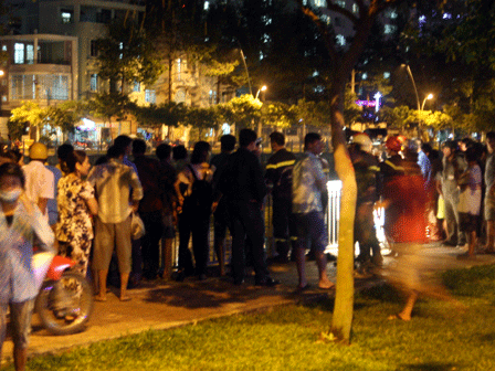 Rất đ&ocirc;ng người d&acirc;n tụ tập đứng ven k&ecirc;nh xem lực lượng chức năng t&igrave;m kiếm thi thể t&ecirc;n cướp mất t&iacute;ch dưới d&ograve;ng k&ecirc;nh.